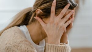 悩む看護師ママ