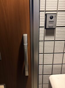 閉め出された玄関の前